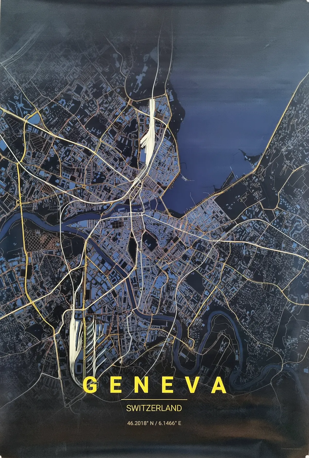 Poster en intérieur 3 – Format : Vertical 80x120 cm - Support : Papier couché blanc mat 150g - Impression : Quadri recto couleurs