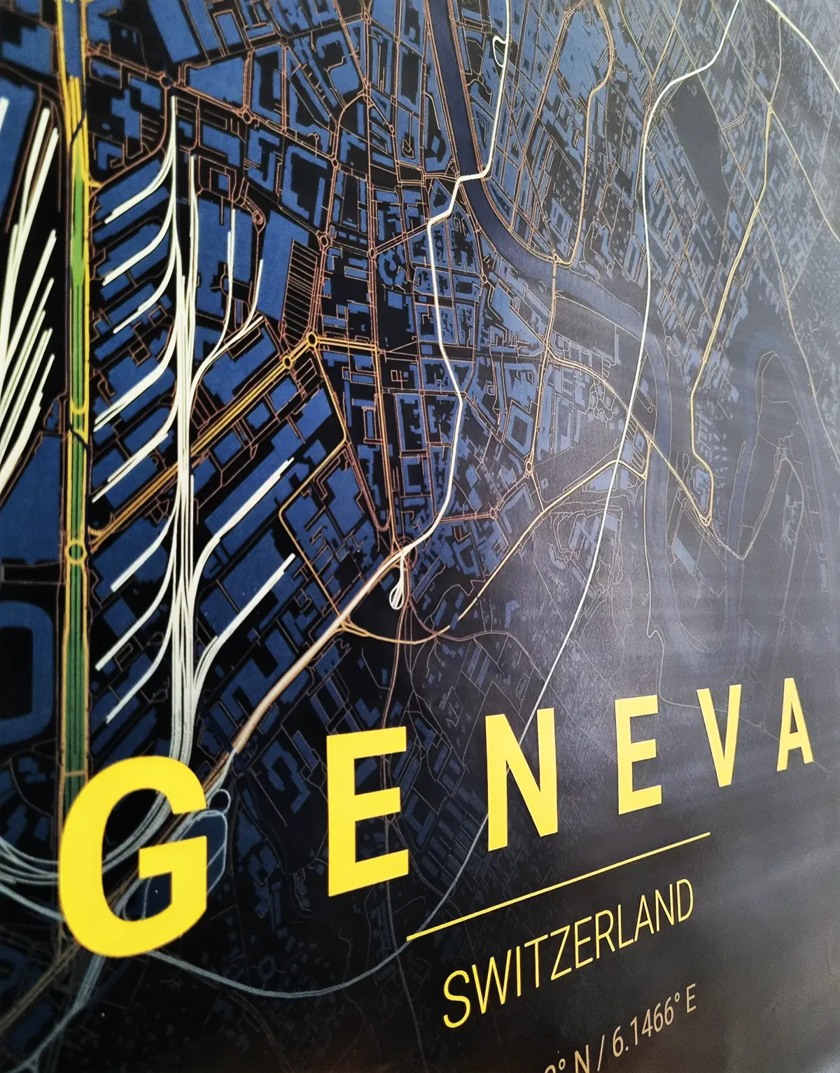 Poster en intérieur 5 – Format : Vertical 80x120 cm - Support : Papier couché blanc mat 150g - Impression : Quadri recto couleurs